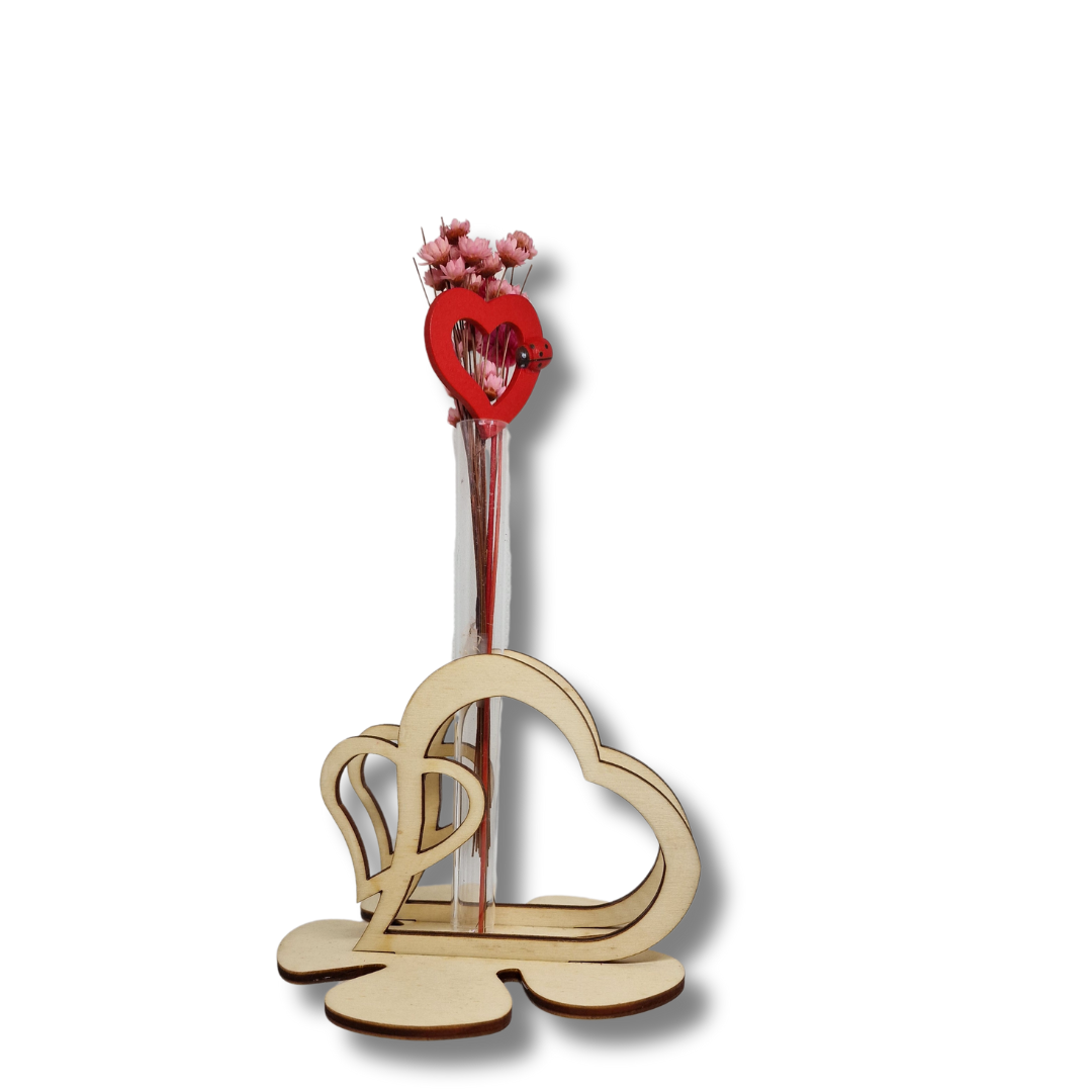 vaza din lemn in forma de inima iar in mijlocul acesteia este o eprubeta mica in care se pot pune flori