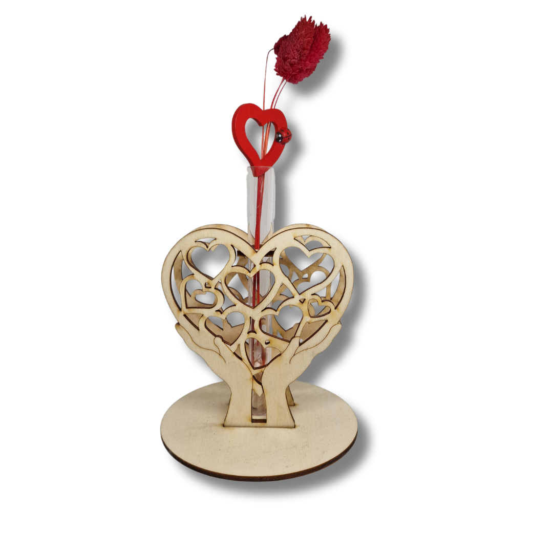 vaza din lemn in forma de inimi care țin o inima, iar in mijlocul acesteia este o eprubeta mare in care se pot pune flori