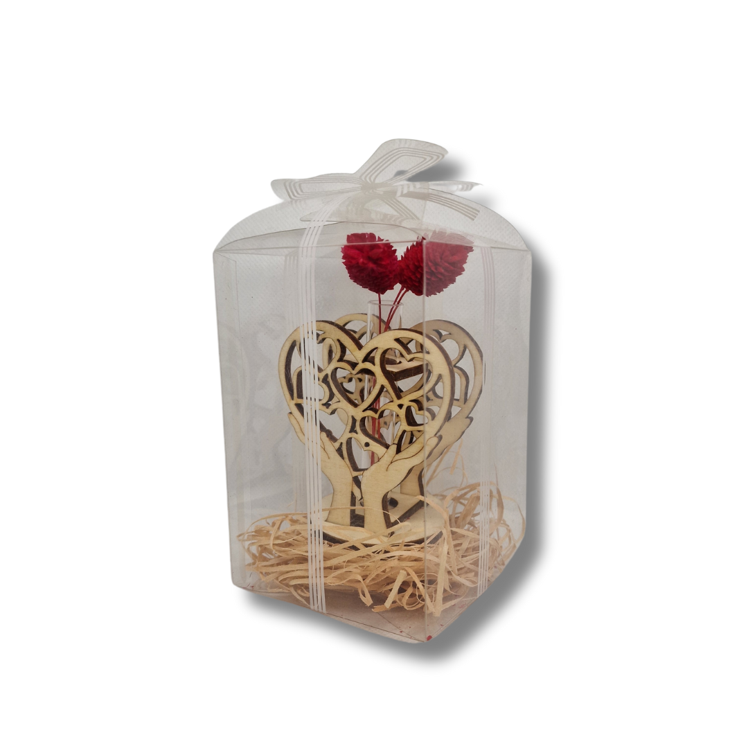 vaza din lemn in forma de inimi care țin o inima, iar in mijlocul acesteia este o eprubeta mica in care se pot pune flori