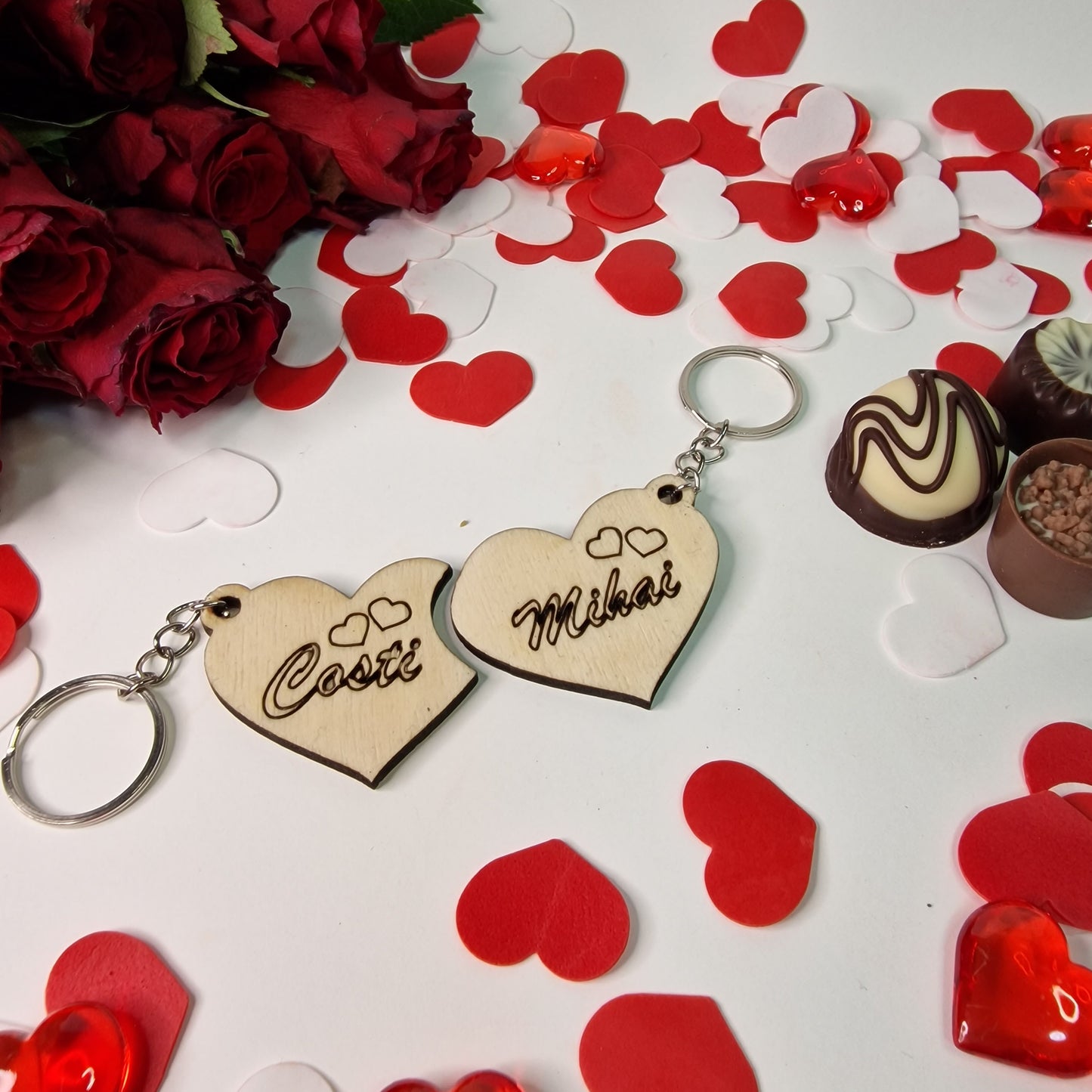 Spune "Te iubesc!" într-un mod unic cu un set de brelocuri personalizate cu numele voastre. Brelocurile sunt realizate din lemn și se pot personaliza cu nume sau cu mesaj. Acestea sunt cadoul perfect pentru Valentine's Day sau Dragobete. Dimensiunea unui breloc este de 5cm lățime.