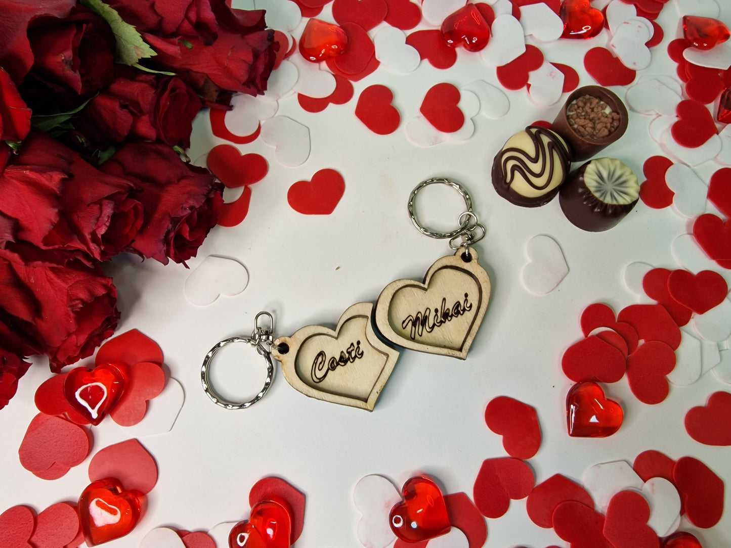 Spune "Te iubesc!" într-un mod unic cu un set de brelocuri personalizate cu numele voastre. Brelocurile sunt realizate din lemn și se pot personaliza cu nume sau cu mesaj. Acestea sunt cadoul perfect pentru Valentine's Day sau Dragobete. Dimensiunea unui breloc este de 5cm lățime.