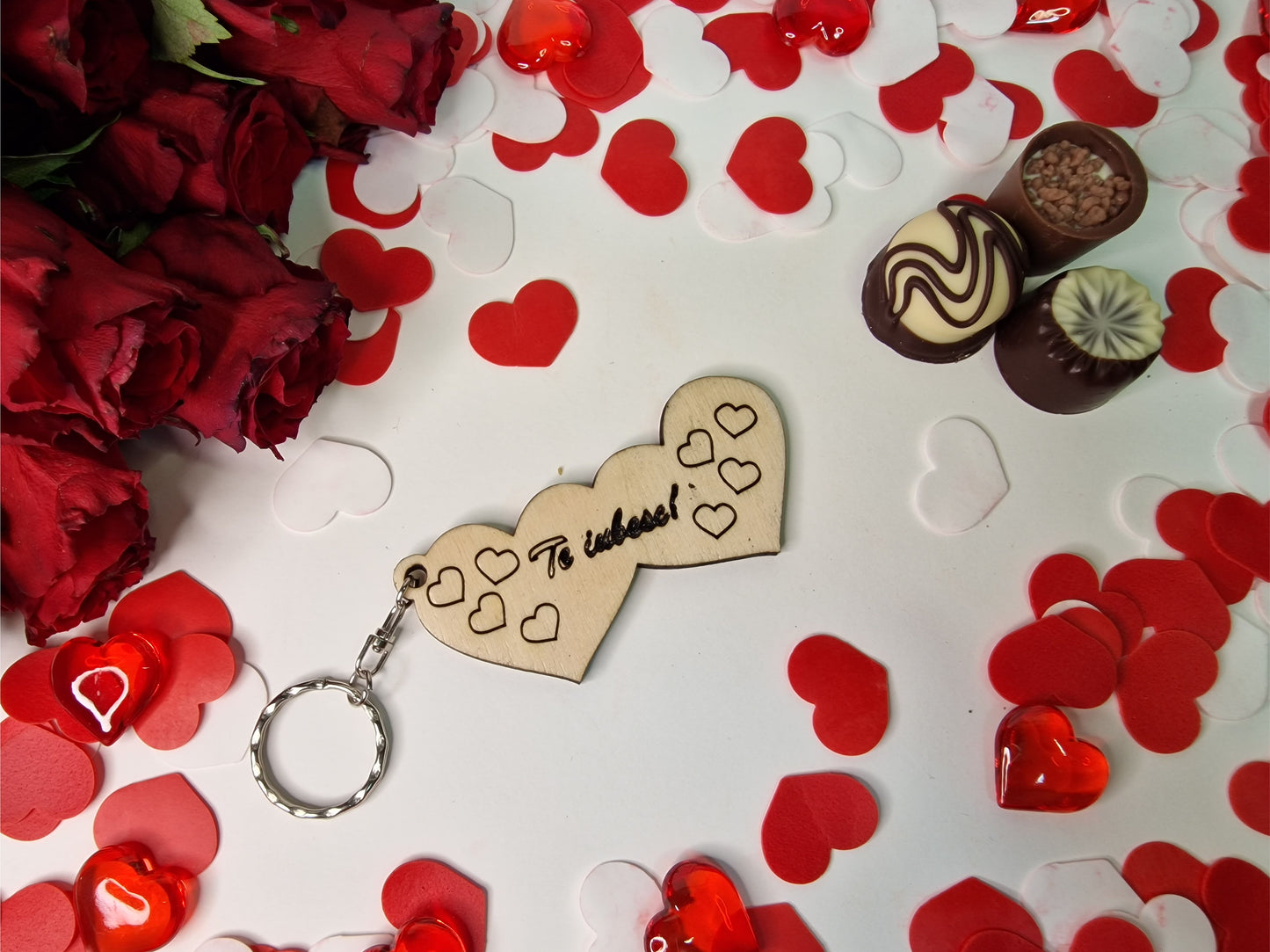 Spune "Te iubesc!" într-un mod unic cu un breloc personalizat cu mesaj. Brelocul este realizat din lemn și se poate personaliza cu orice mesaj îți dorești. Acesta este cadoul perfect pentru Valentine's Day sau Dragobete. Dimensiune 10cm lățime.