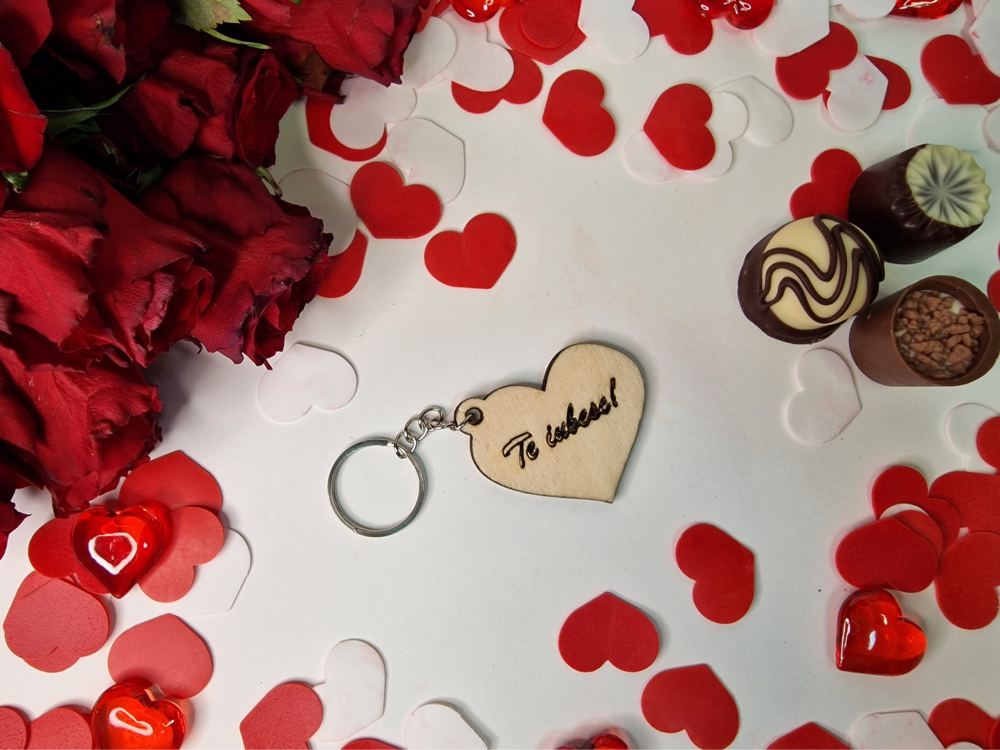 Spune "Te iubesc!" într-un mod unic cu un breloc personalizat cu mesaj. Brelocul este realizat din lemn și se poate personaliza cu orice mesaj îți dorești. Acesta este cadoul perfect pentru Valentine's Day sau Dragobete. Dimensiune 10cm lățime.