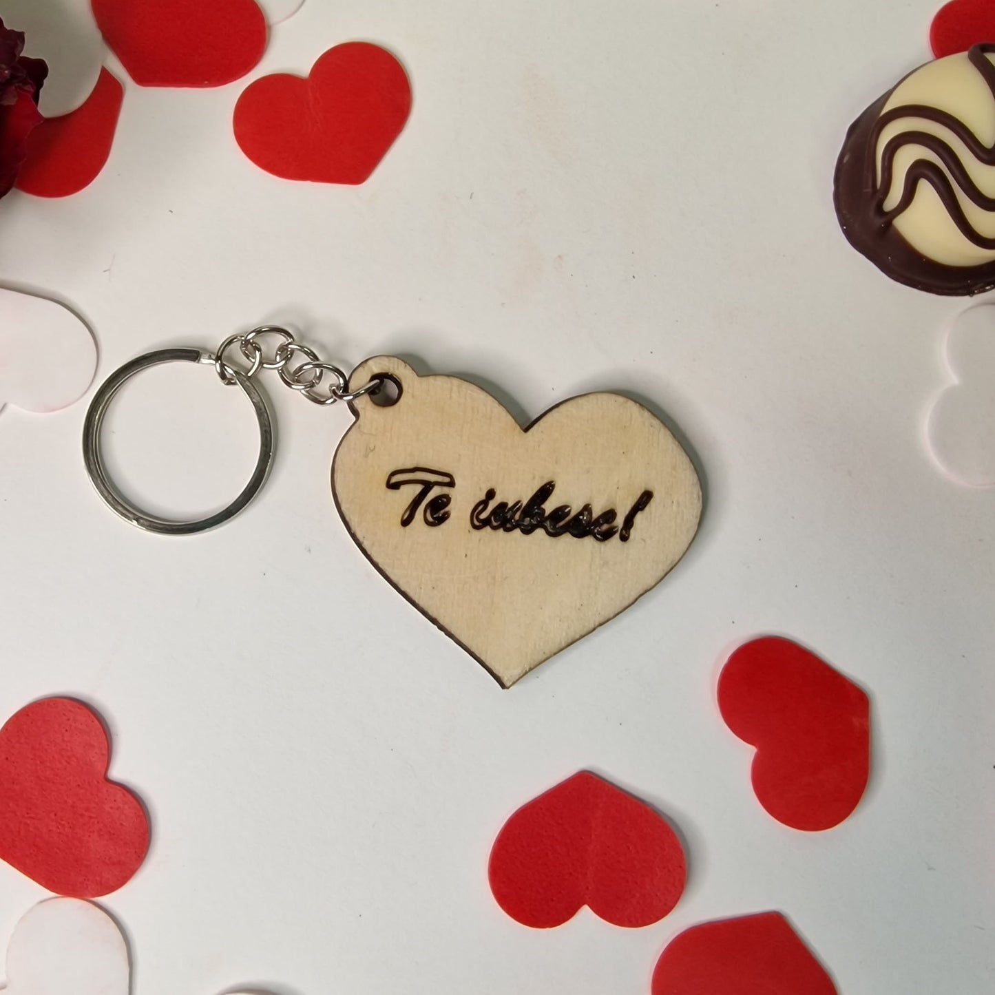 Spune "Te iubesc!" într-un mod unic cu un breloc personalizat cu mesaj. Brelocul este realizat din lemn și se poate personaliza cu orice mesaj îți dorești. Acesta este cadoul perfect pentru Valentine's Day sau Dragobete. Dimensiune 10cm lățime.