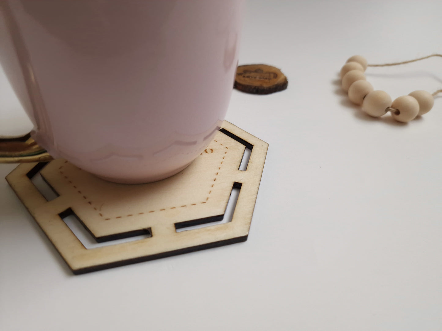 Suport pentru cana sau pahar (coasters) realizat din lemn. Acesta se poate personaliza cu logo-ul companiei, un mesaj text sau o imagine.