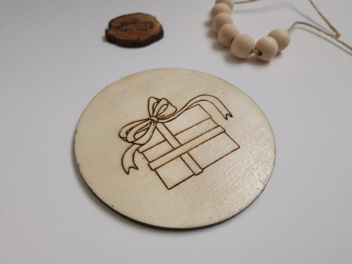 Suport pentru cana sau pahar (coasters) realizat din lemn. Acesta se poate personaliza cu logo-ul companiei, un mesaj text sau o imagine.