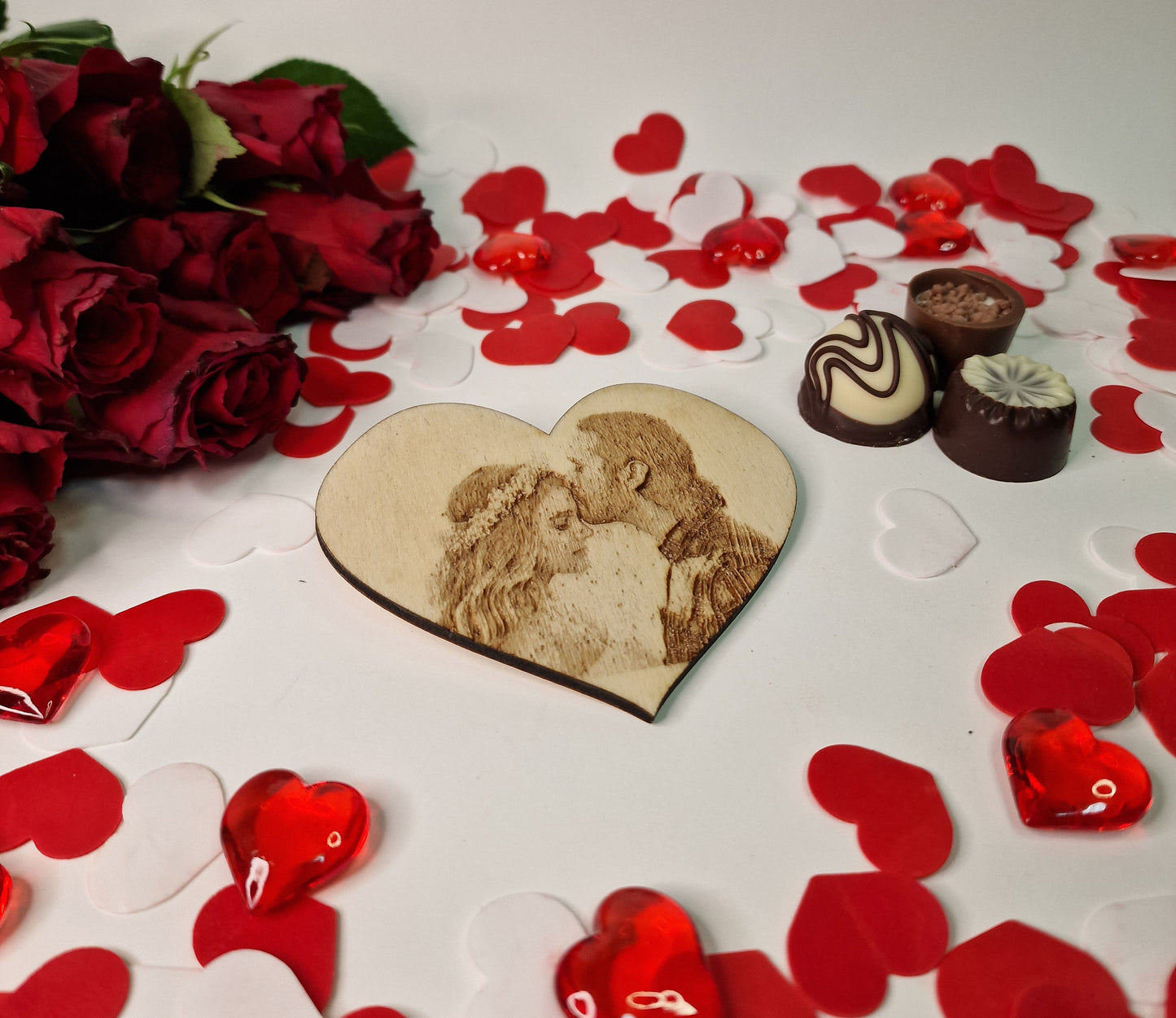 Spune "Te iubesc!" într-un mod unic cu un magnet de frigider personalizat cu fotografia voastră. Magnetul este realizat din lemn. Acesta este cadoul perfect pentru Valentine's Day sau Dragobete.