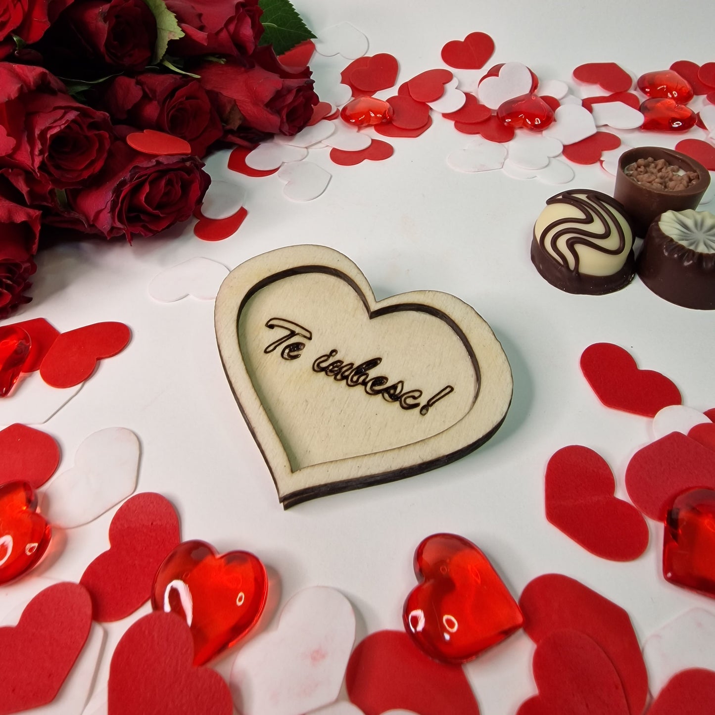 Spune "Te iubesc!" într-un mod unic cu un magnet de frigider personalizat cu mesaj. Magnetul este realizat din lemn și se poate personaliza cu orice mesaj. Acesta este perfect pentru a fi oferit cadou de Valentine's Day sau Dragobete.