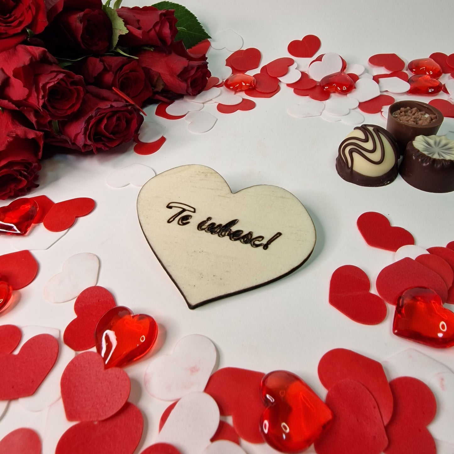 Spune "Te iubesc!" într-un mod unic cu un magnet de frigider personalizat cu mesaj. Magnetul este realizat din lemn și se poate personaliza cu orice mesaj. Acesta este perfect pentru a fi oferit cadou de Valentine's Day sau Dragobete.