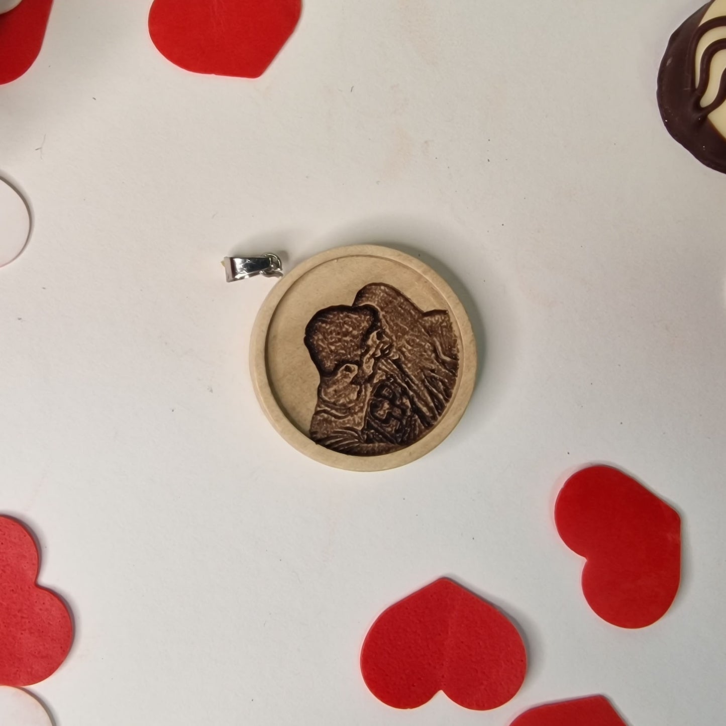 Spune "Te iubesc!" într-un mod unic cu un medalion personalizat cu fotografie. Acest pandantiv din lemn este modalitatea perfectă de a comemora o amintire specială! Pandantivul este realizat din lemn de înaltă calitate și vine cu o fotografie gravată la alegere. Este modalitatea perfectă de a păstra amintirea unui moment special, fie că este o fotografie a unei persoane dragi, un animal de companie sau un peisaj uluitor. Pandantivul este un cadou unic pentru orice ocazie. Diametru 3.5cm