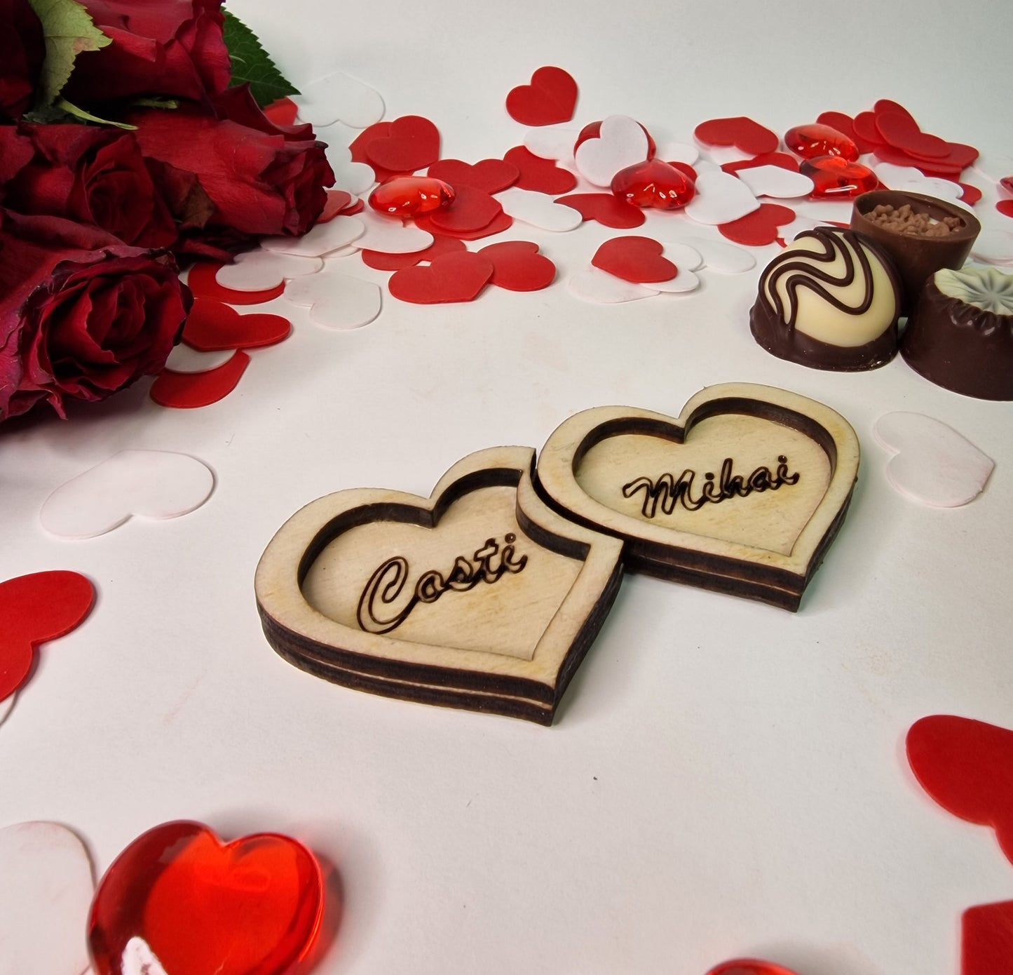 Spune "Te iubesc!" într-un mod unic cu un set de magneți de frigider personalizați cu numele voastre. Magneții sunt realizați din lemn și se pot personaliza cu nume sau cu orice alt mesaj. Aceștia sunt cadoul perfect pentru Valentine's Day sau Dragobete. Dimensiunea unui singur magnet este de 6x5cm