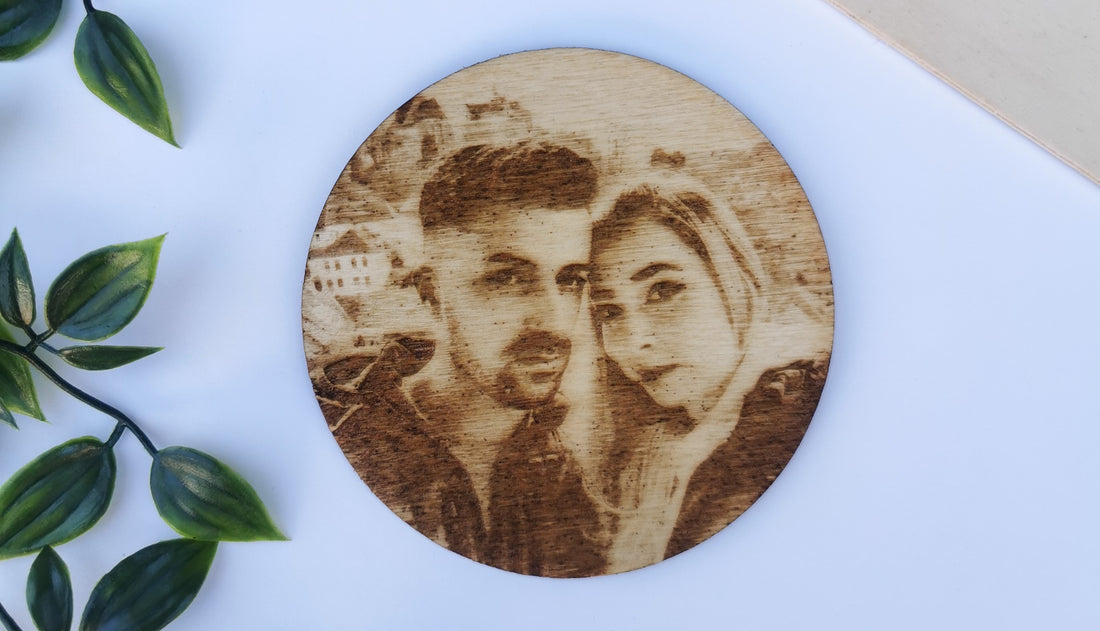 Imortalizează momentele unice prin fotogravură - fotografie rotunda gravata pe lemn cu un cuplu