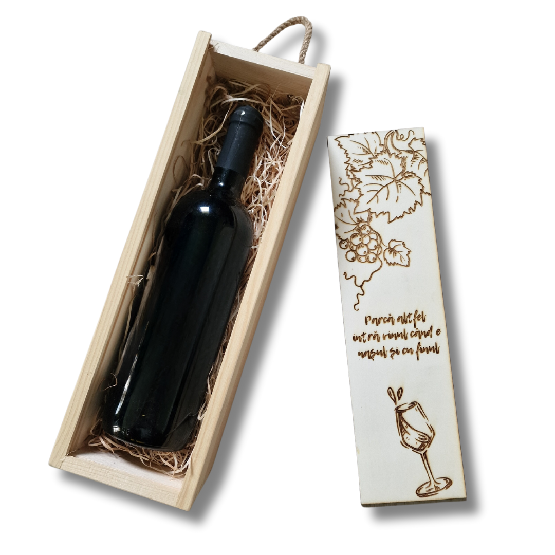 Cutie pentru sticla de vin din lemn, cu mesajul „parcă altfel intră vinul când e nașul și cu finul”