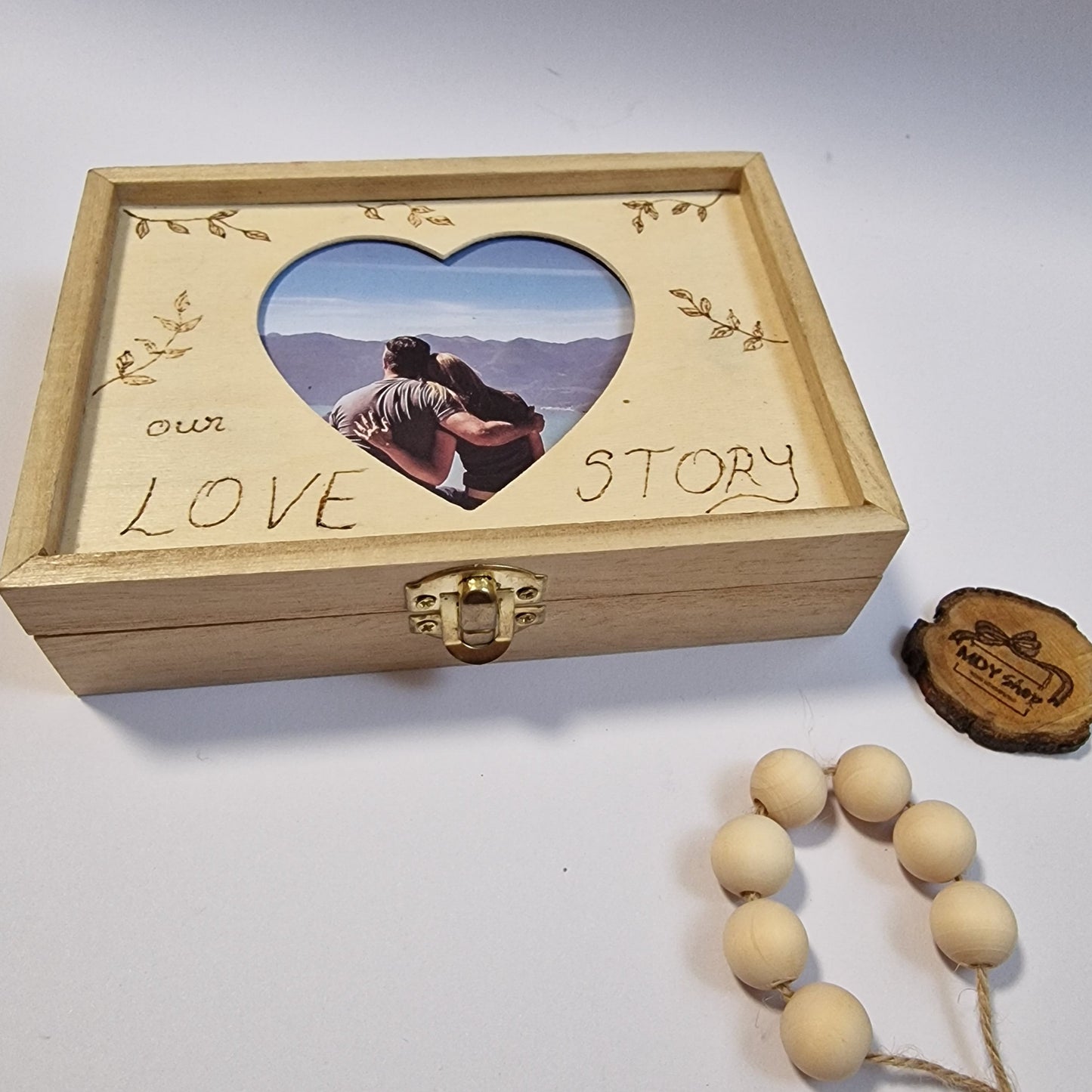 Cutie din lemn cu ramă foto gravată manual - ”Our love story”