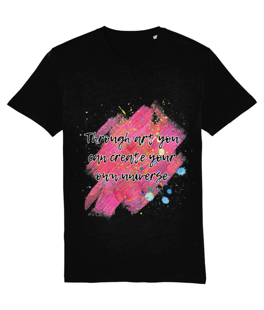 Tricou unisex negru din bumbac organic cu imprimeu ce imita urmele de vopsea in nuanțe prediminante de roz cu stropi de vopsea diverse culori și cu citatul ”Through art you can create your own universe” scris cu text negru cu contur alb intr-un font ce imită o tușă de pensulă