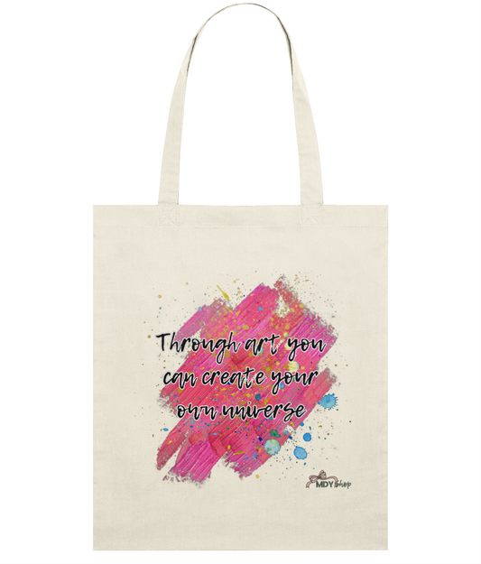 Sacoșa tip tote bag din bumbac organic cu imprimeu ce imita urmele de vopsea in nuanțe prediminante de roz cu stropi de vopsea diverse culori și cu citatul ”Through art you can create your own universe” scris cu text negru cu contur alb intr-un font ce imită o tușă de pensulă