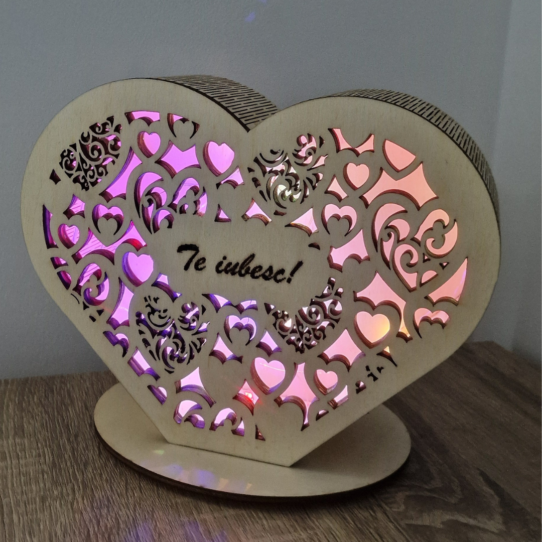 Lampa in forma de inima cu textul "Te iubesc"