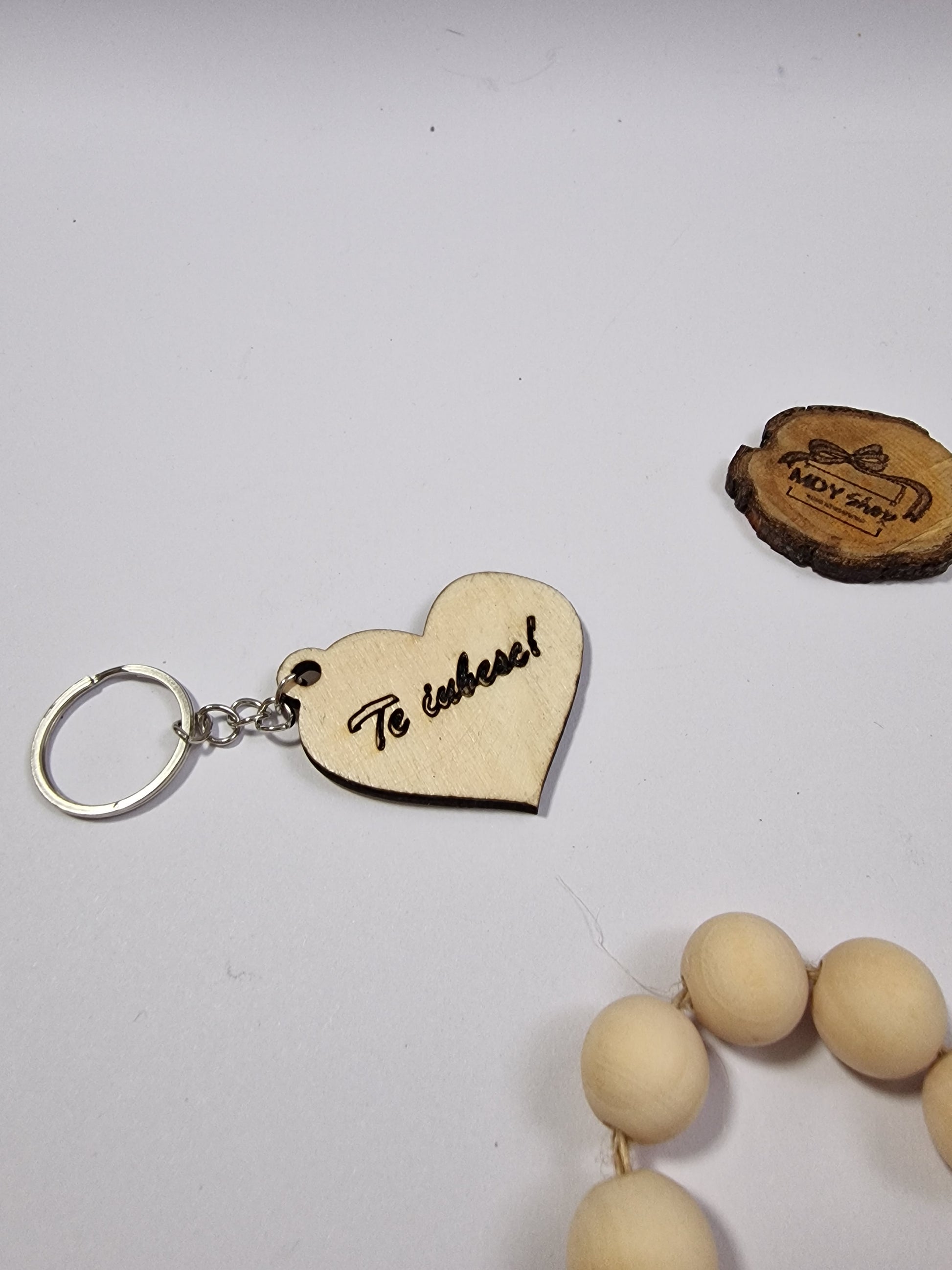 Breloc din lemn gravat în formă de inimă - ”Te iubesc!” - MDY Shop