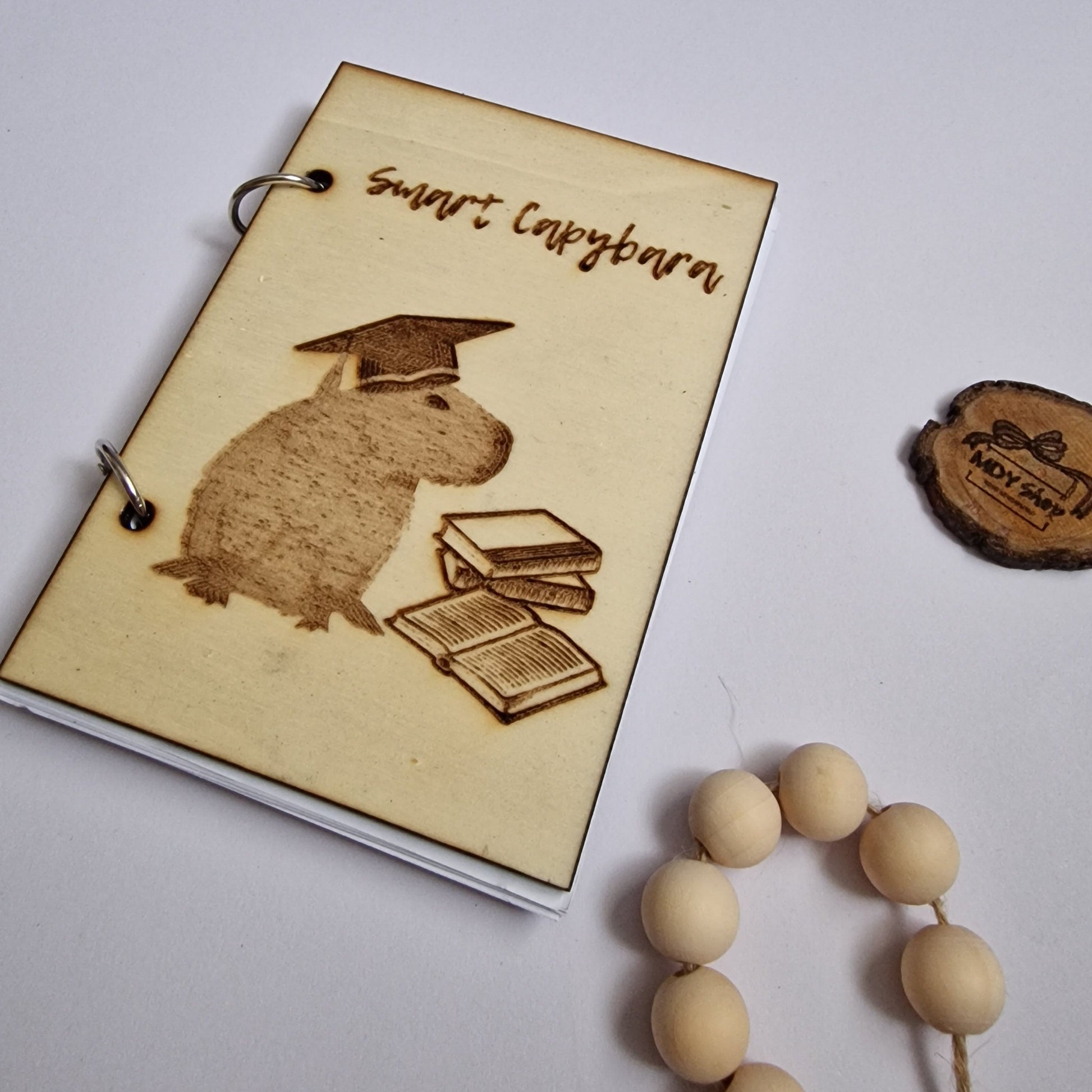 Carnețel cu coperte din lemn gravate și coli albe -A6 - Model Smart Capybara