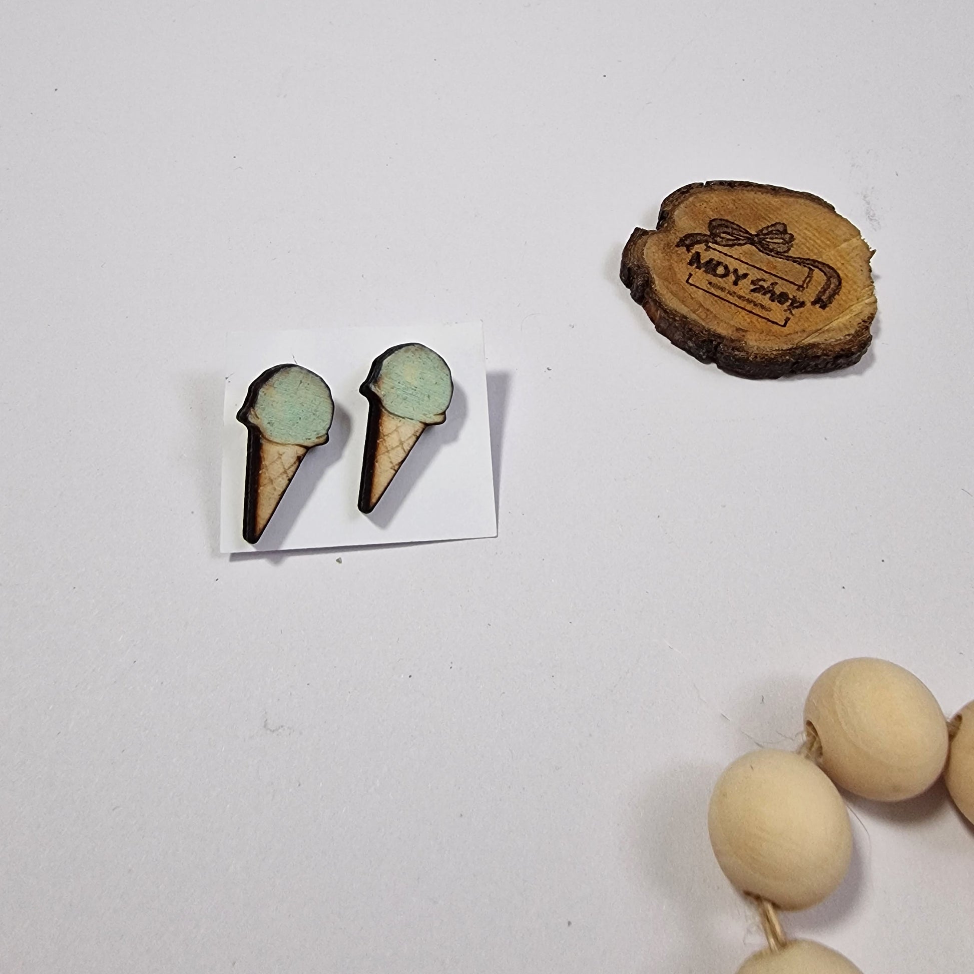 Cercei înghețată tip pin lucrați manual din lemn - verde mentă - MDY Shop