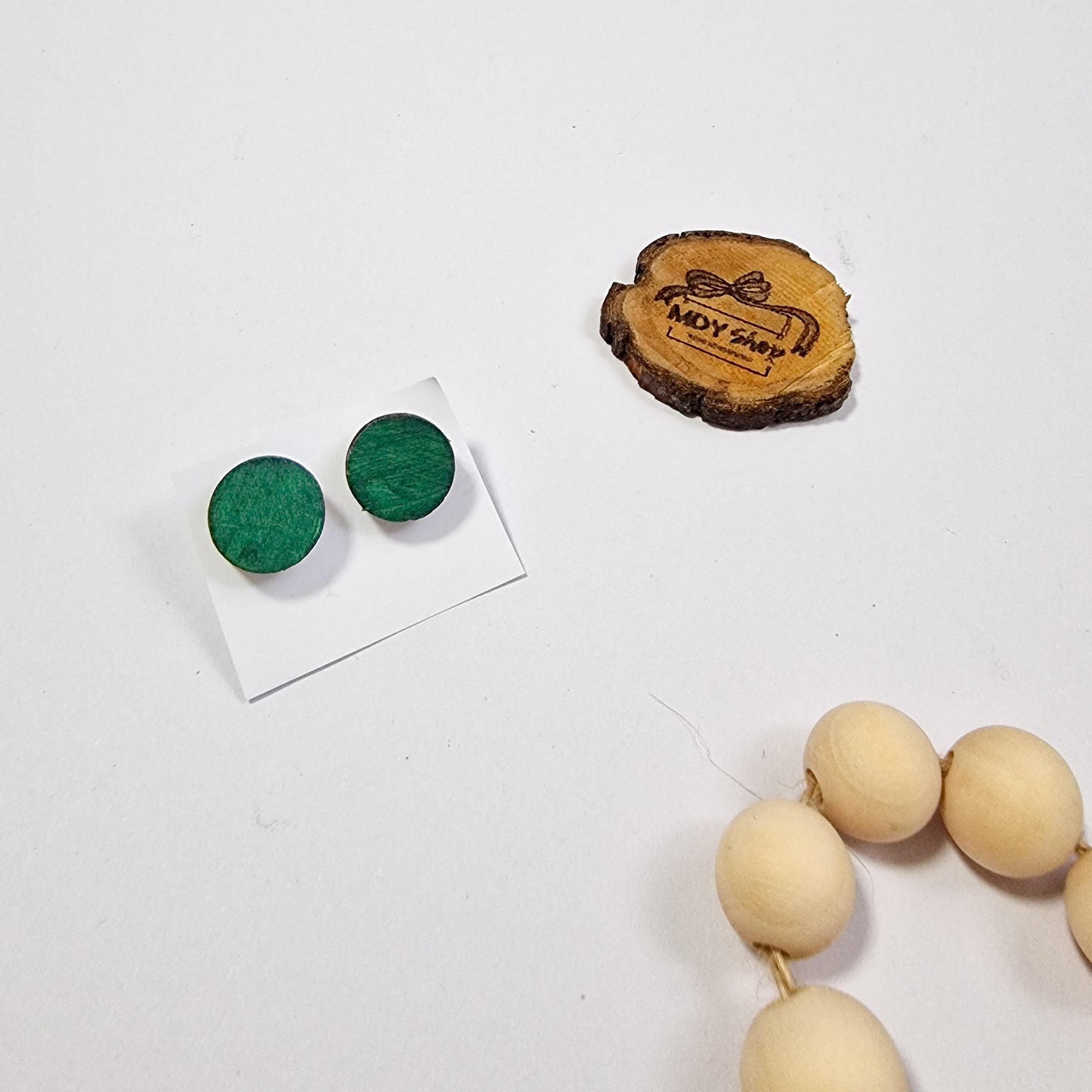 Cercei rotunzi tip pin lucrați manual din lemn - verde smarald