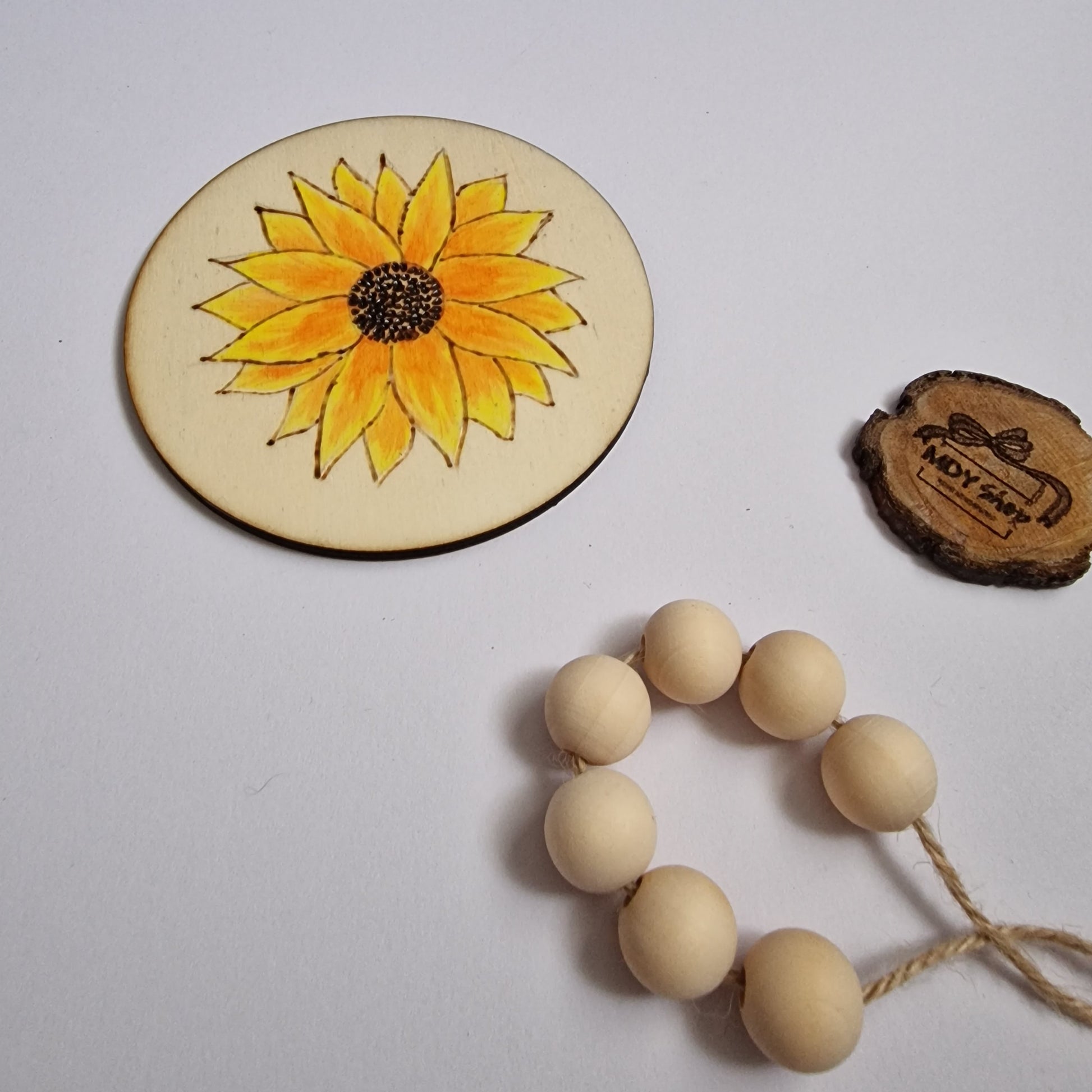 Suport rotund pentru cană/pahar gravat și pictat manual cu floarea soarelui