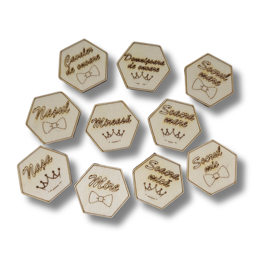 cocarde din lemn personalizate in forma de hexagon cu mire, mireasa, nașa, nasul, etc.