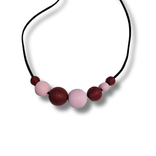 Colier handmade cu mărgele rotunde din lemn - roz și burgundy