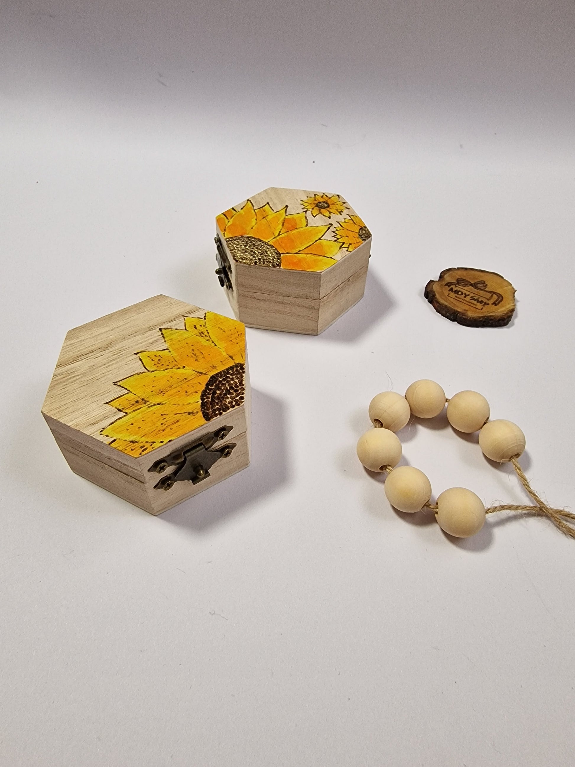 Cutie hexagonală din lemn pentru bijuterii sau verighete gravată și pictată manual - MDY Shop