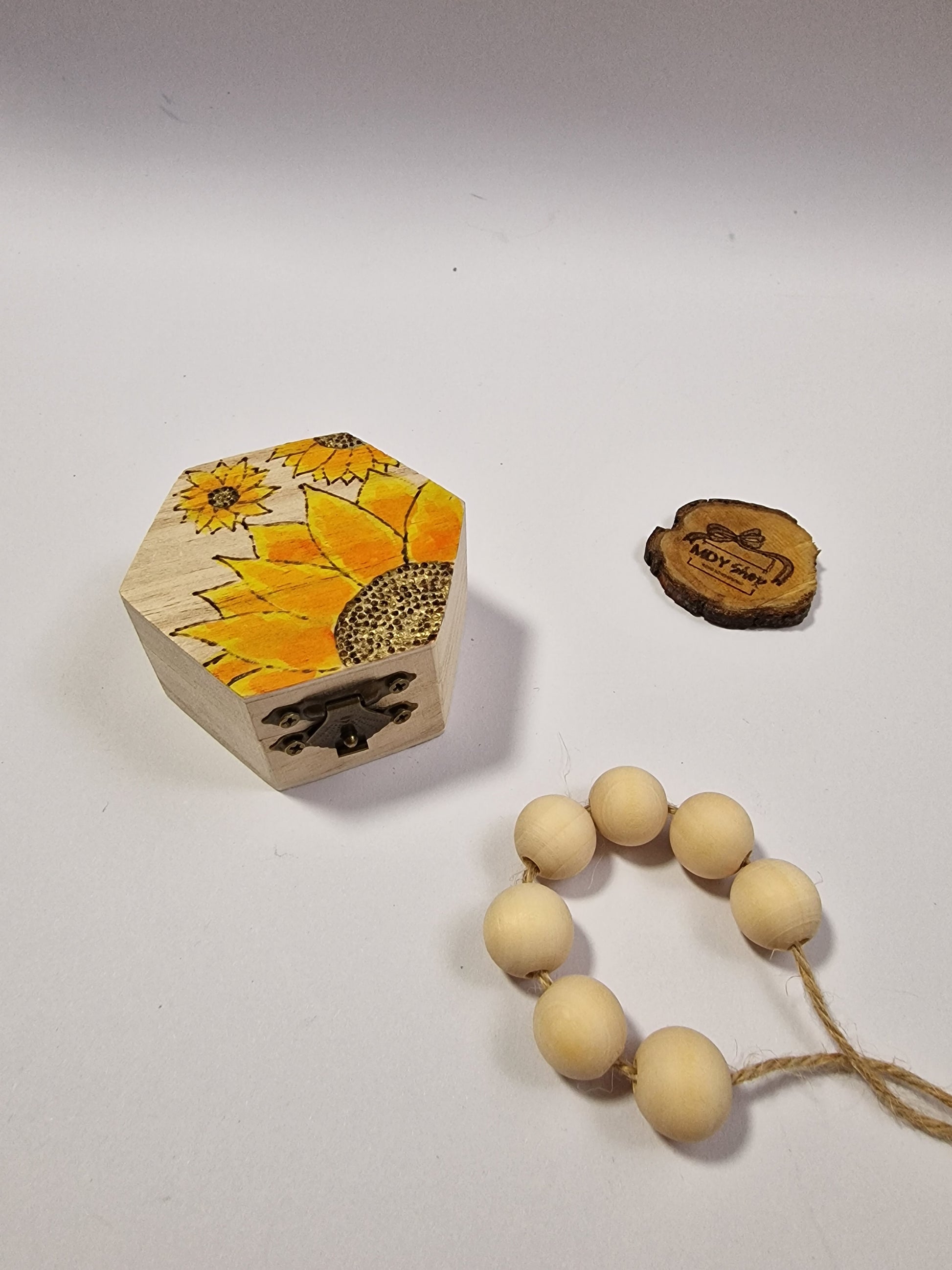 Cutie hexagonală din lemn pentru bijuterii sau verighete gravată și pictată manual - MDY Shop
