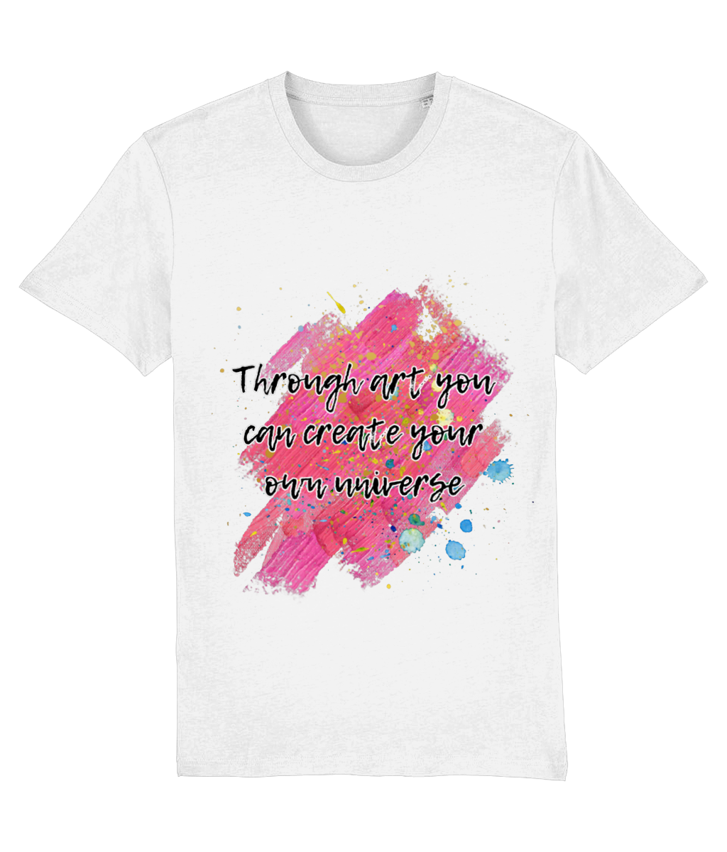 Tricou unisex alb din bumbac organic cu imprimeu ce imita urmele de vopsea in nuanțe prediminante de roz cu stropi de vopsea diverse culori și cu citatul ”Through art you can create your own universe” scris cu text negru cu contur alb intr-un font ce imită o tușă de pensulă