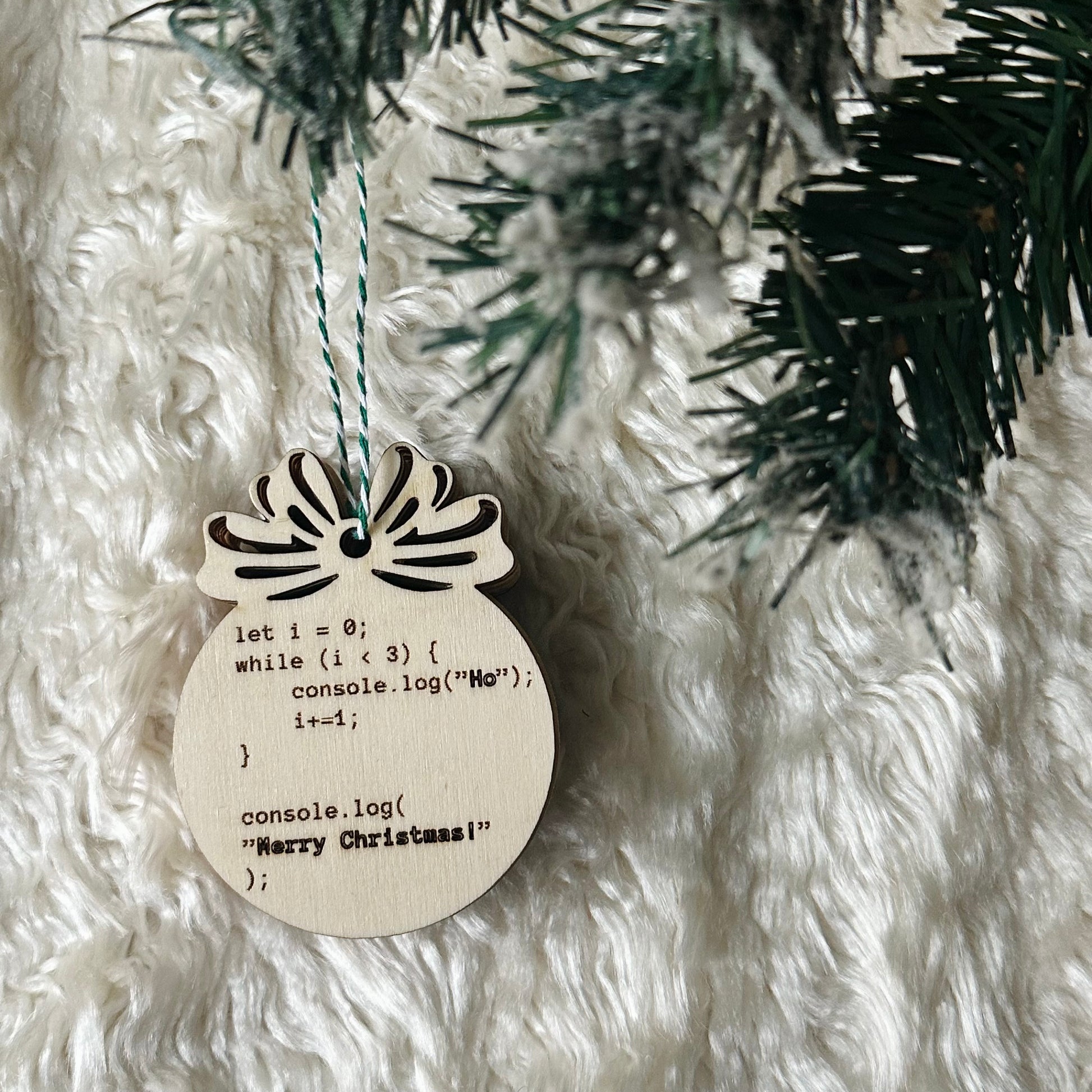 glob de Crăciun din lemn cu funda cu text specific unui programator