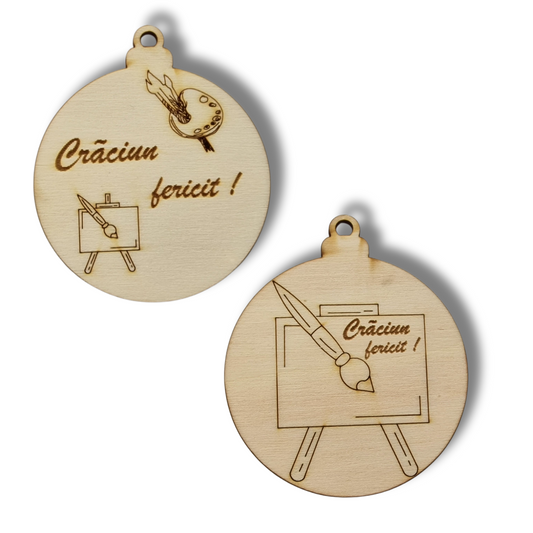 glob bej de Crăciun din lemn cu elemente din desen: șevalet, pensule, paleta de culori el si mesajul "Crăciun fericit!"