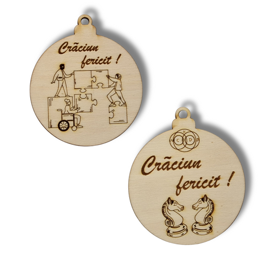glob bej de Crăciun din lemn cu elemente din logica: piese de șah, oameni care aseaza mai multe piese de puzzle si mesajul "Crăciun fericit!"
