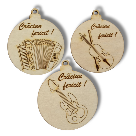 glob bej de Crăciun din lemn cu elemente din muzica: acordeon, vioara, chitara pe el si mesajul "Crăciun fericit!"