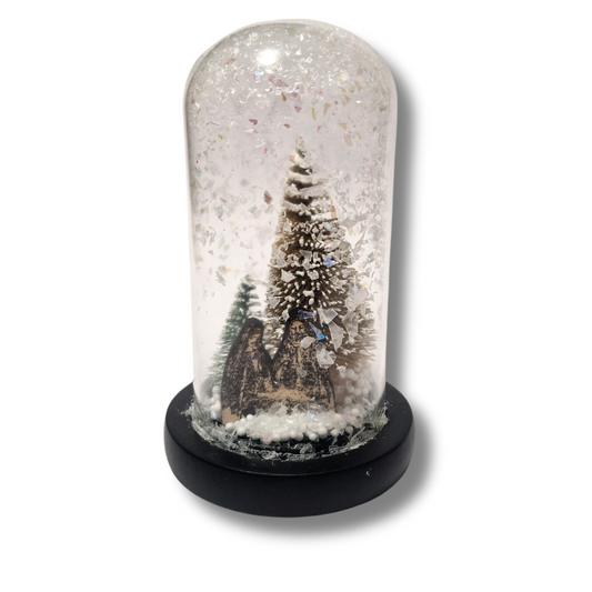 glob de sticla cu brazi in interior si figurine de Crăciun si zapada