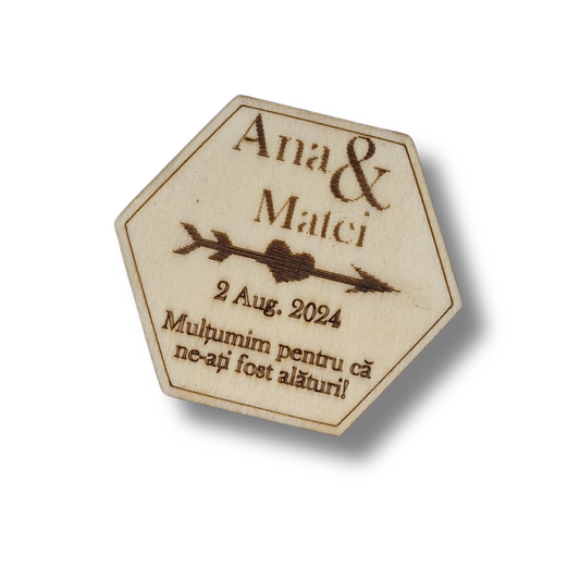 hexagon personalizat din lemn cu textul Ana & Matei - 2.aug.2024 si o inima cu sageata si "mulțumim pentru ca ne-ați fost alături"