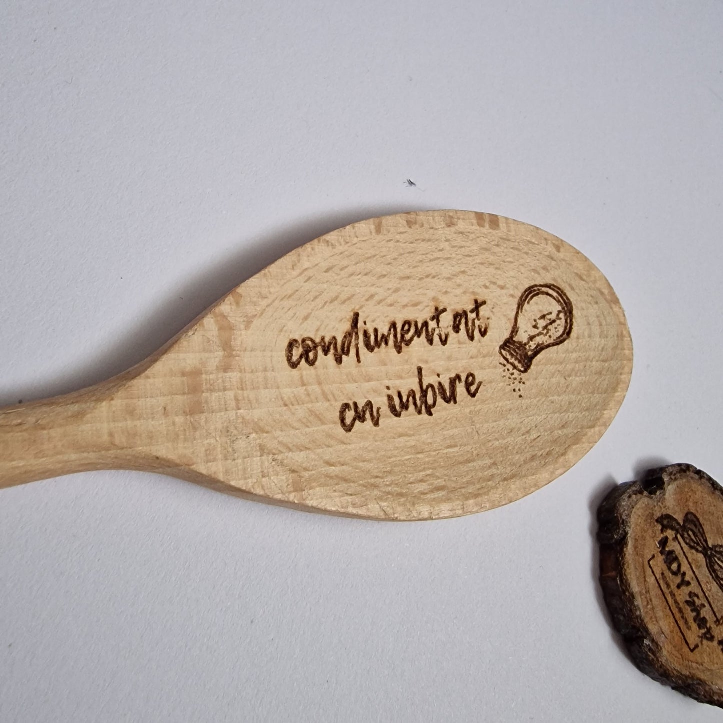 Lingură din lemn gravată cu mesaj - ”Condimentat cu iubire”