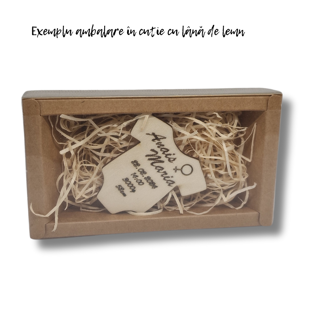 marturie pentru botez personalizata cu nume si data ambalată in cutie cu lână de lemn