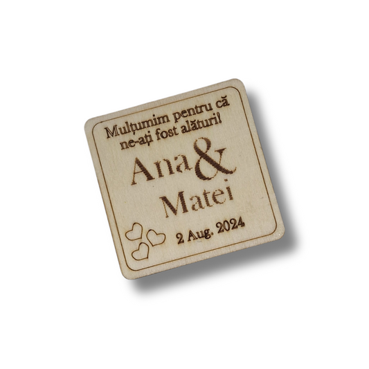 pătrat personalizat din lemn cu textul "mulțumim pentru ca ne-ați fost alături! Ana & Matei. 2.aug.2024"