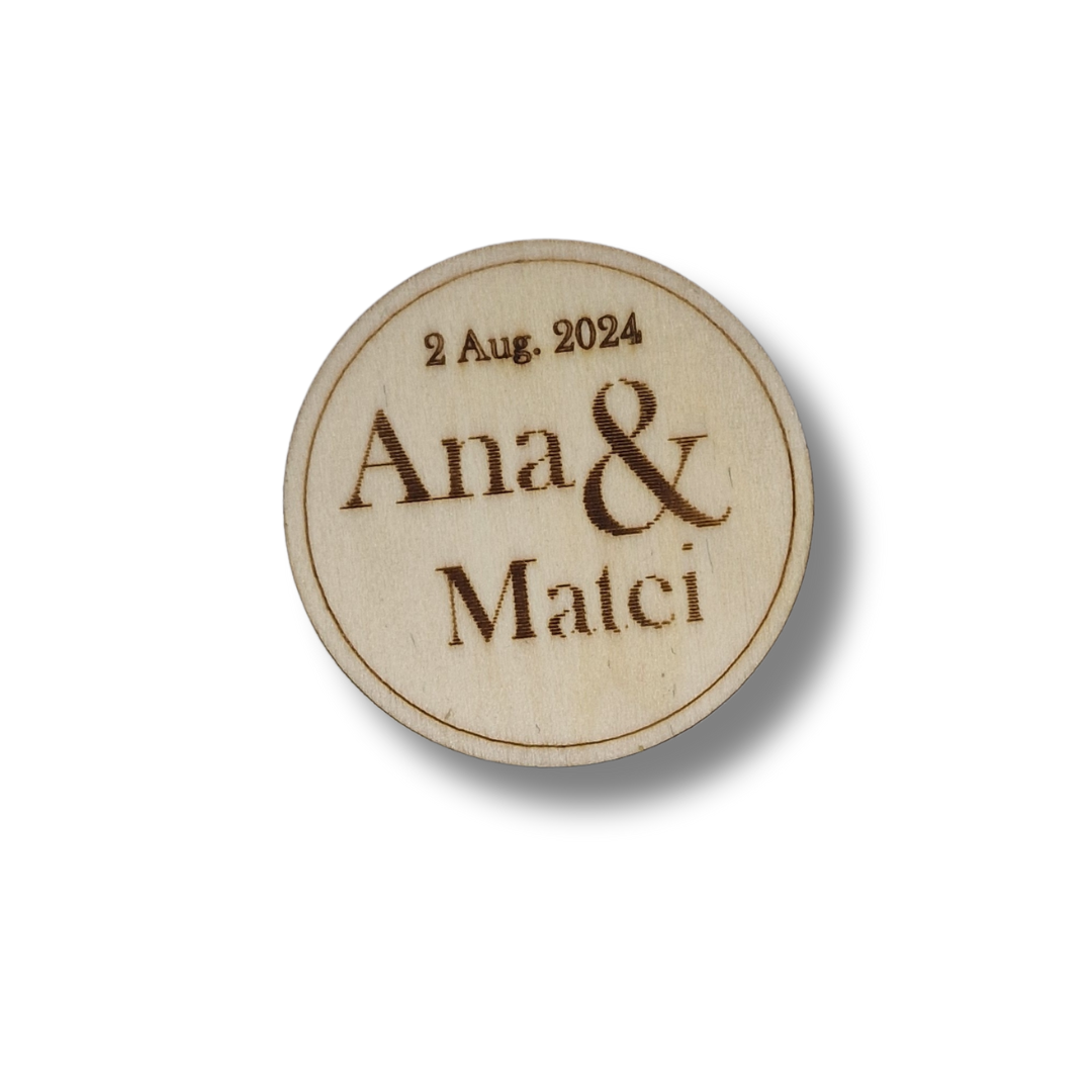 rotund personalizat din lemn cu textul "2.aug.2024 - Ana & Matei"