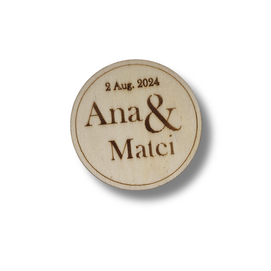 rotund personalizat din lemn cu textul "2.aug.2024 - Ana & Matei"