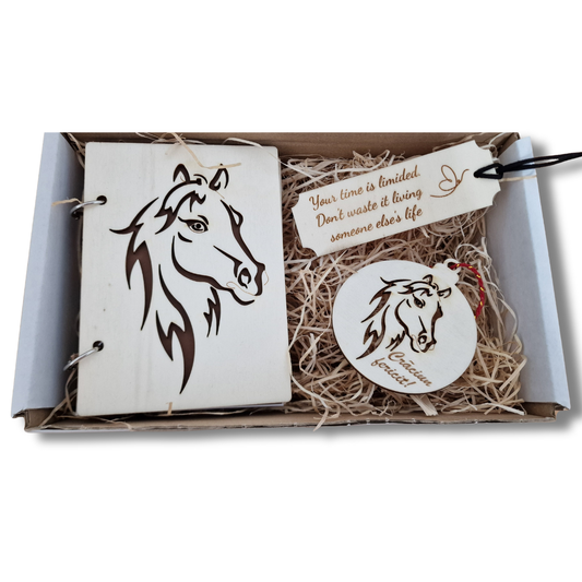 Set cadou din lemn – „Cal” (agendă A6, glob și semn de carte)