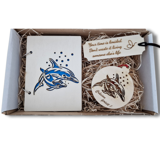 Set cadou din lemn – „Delfin” (agendă A6, glob și semn de carte)