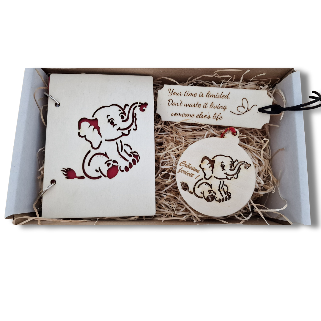 Set cadou din lemn – „Elefănțel” (agendă A6, glob și semn de carte)