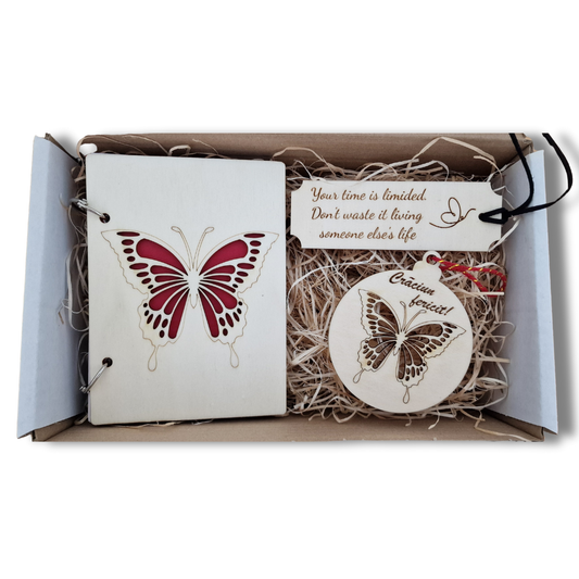 Set cadou din lemn – „Fluture” (agendă A6, glob și semn de carte)