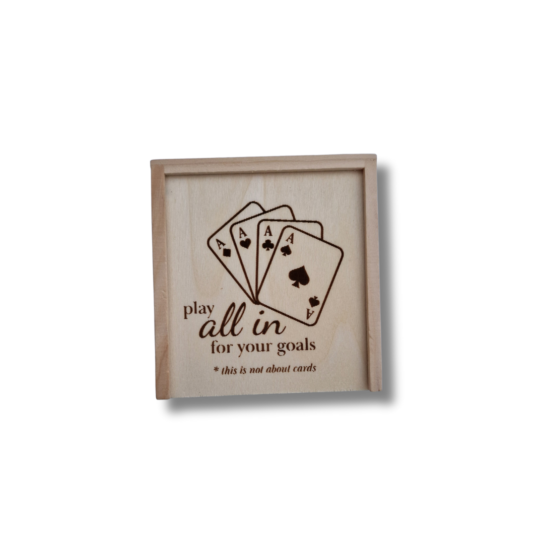 Set joc de cărți și zaruri din lemn - "play all in for your goals"