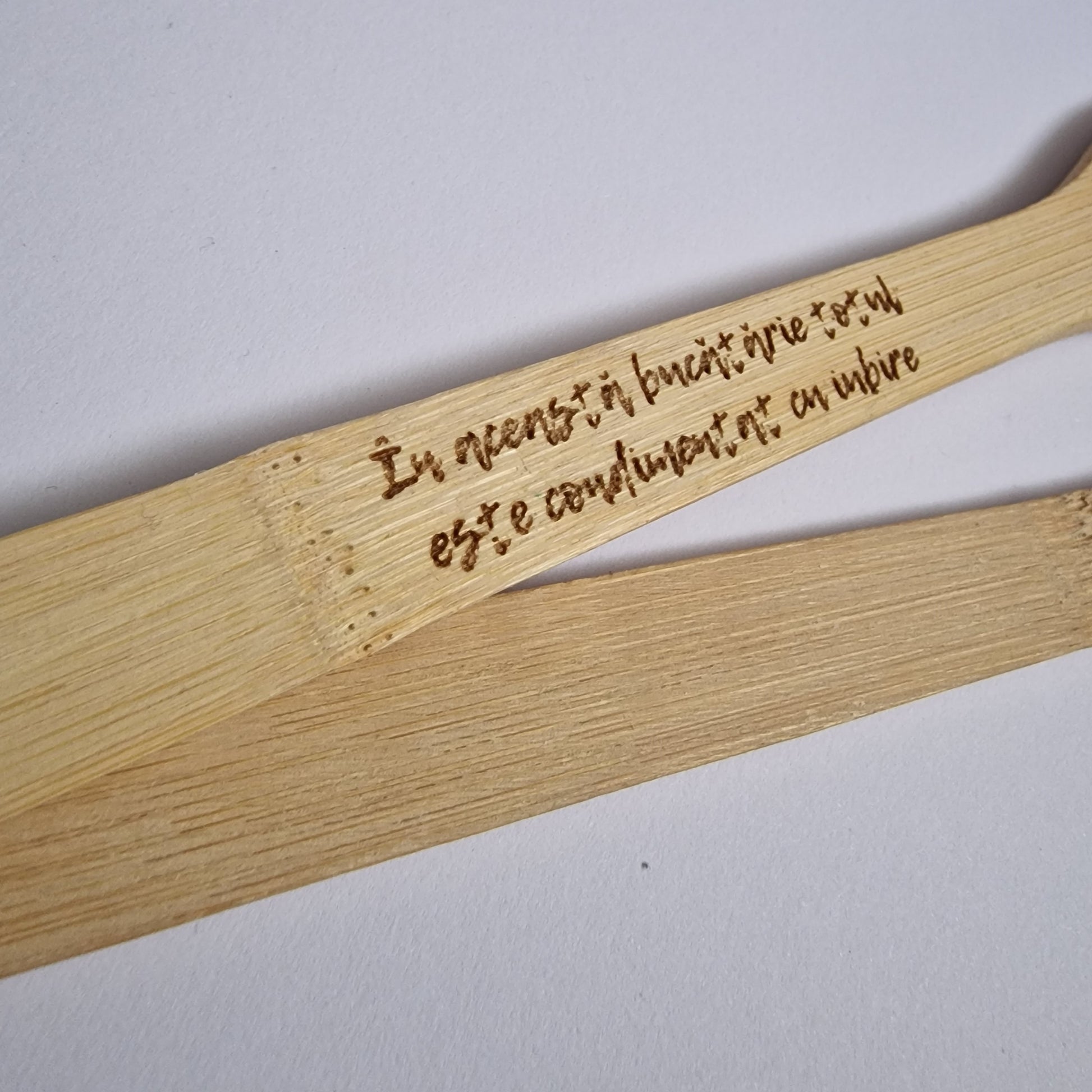 Set Lingură și Paletă din lemn gravată cu mesaj - ”Condimentat cu iubire”