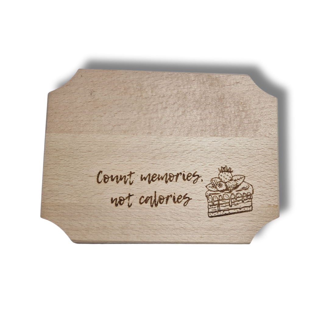 Tocător din lemn gravat cu mesaj - ”Count memories, not calories”