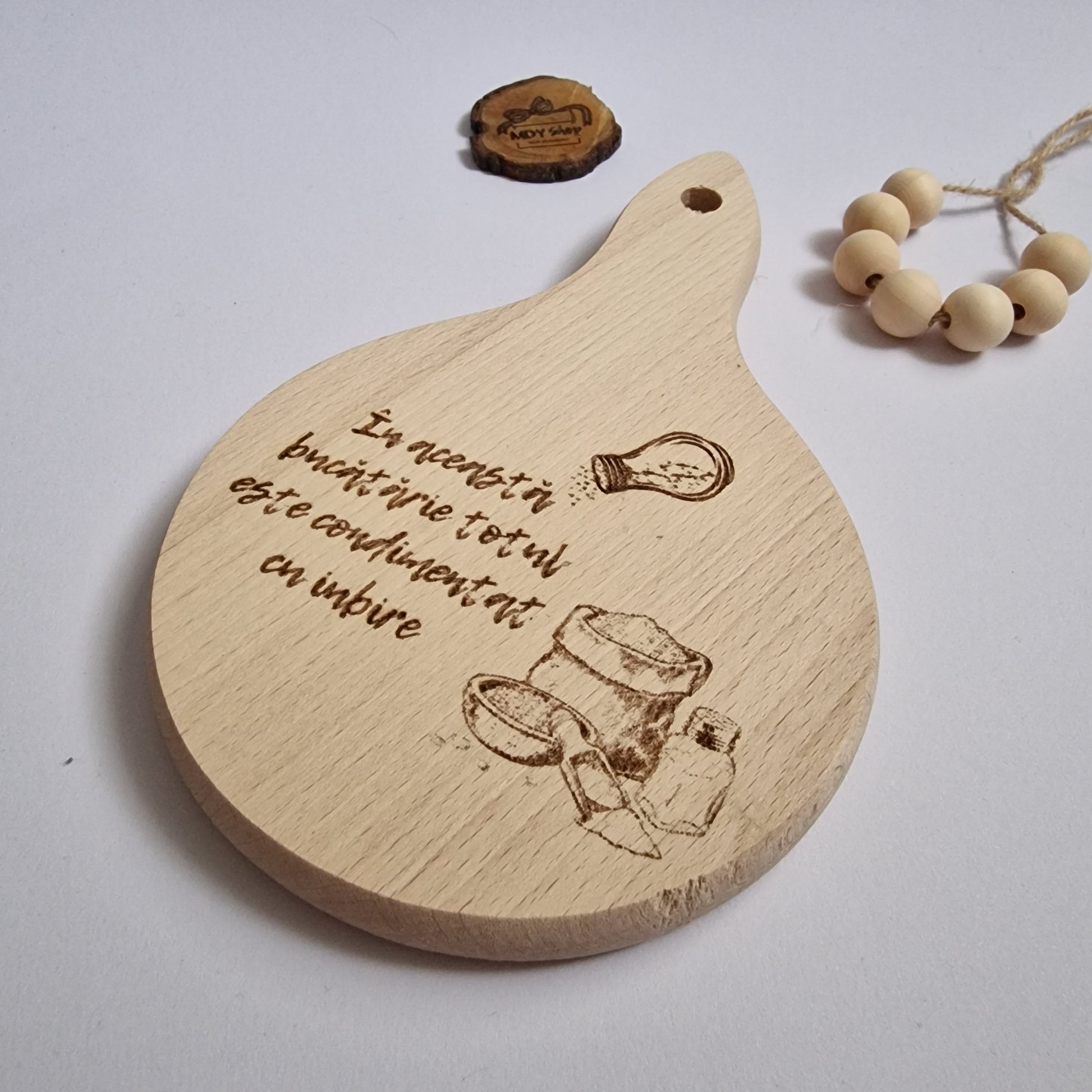 Tocător din lemn gravat cu mesaj - ”În această bucătărie totul este condimentat cu iubire”